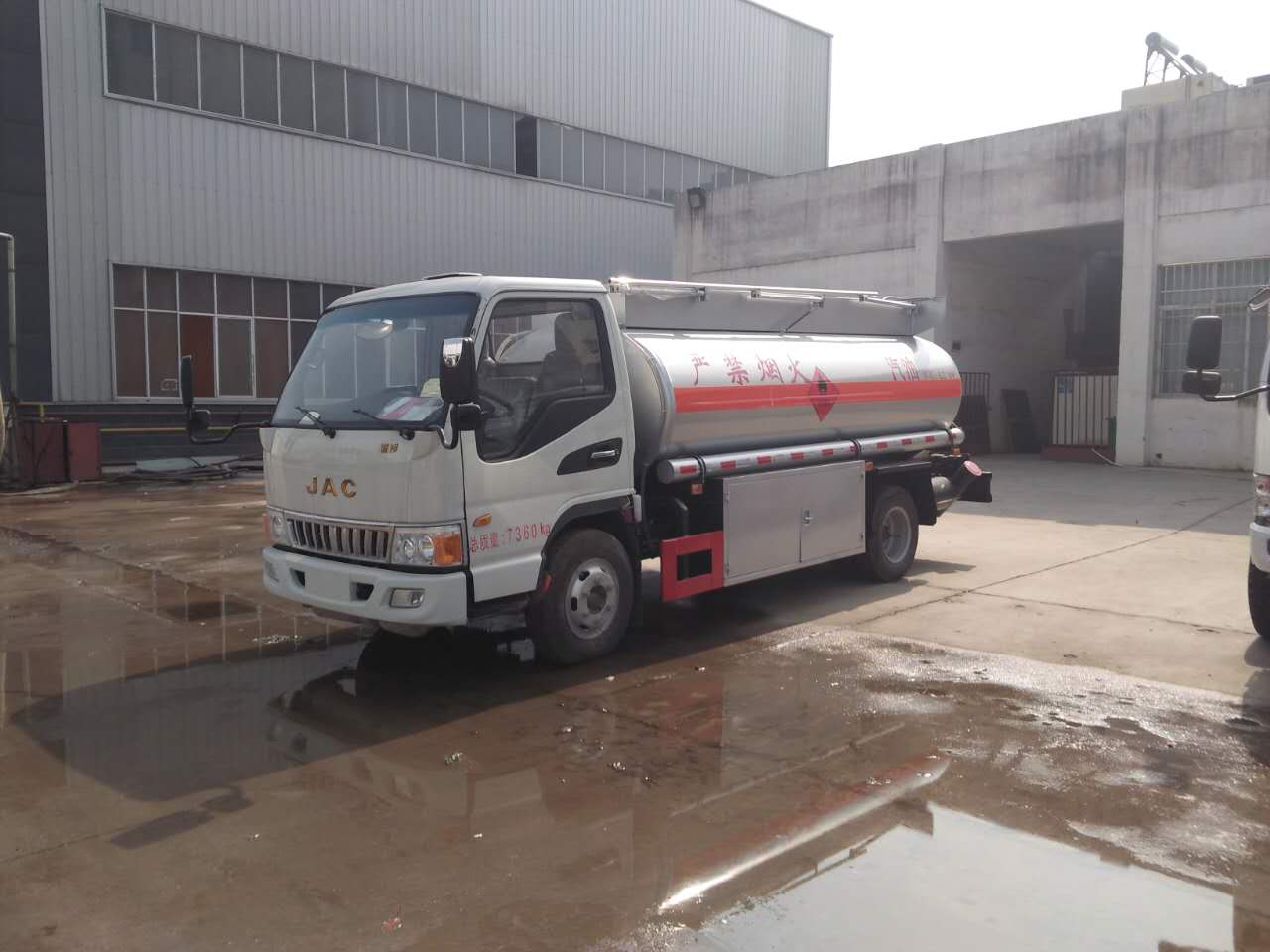 江淮5方易燃液體罐式運(yùn)輸車 安全與效率的完美結(jié)合